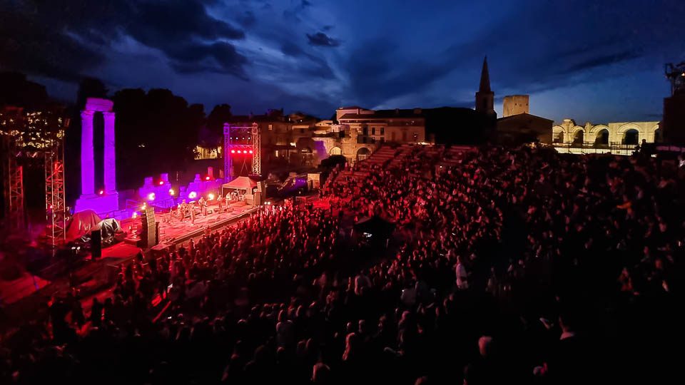 festival Les Suds à Arles, concert Flavia Coelho au théatre antique
