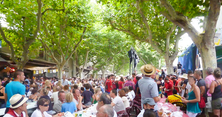 Fête votive de la Saint Louis au mois d'août à Mouriès dans les Alpilles