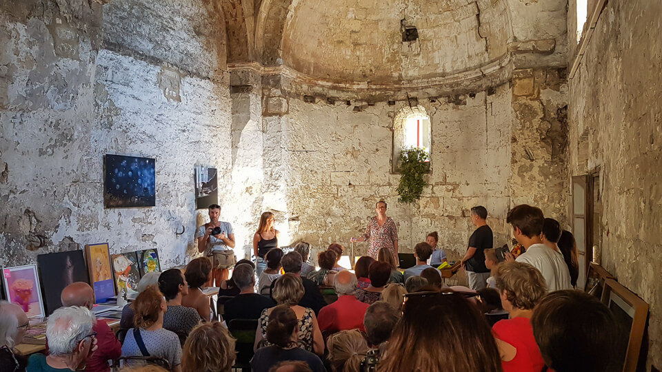 vente aux enchères de photographie à la Chapelle de la Madeleine à Arles pour l'Ete Indien et le Marché des Collectionneurs
