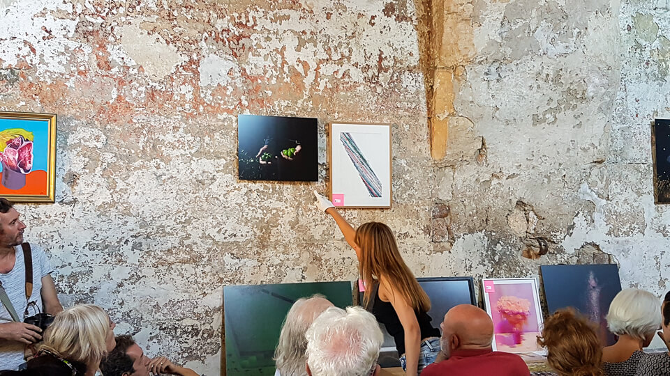 vente aux enchères de photographie à la Chapelle de la Madeleine à Arles pour l'Ete Indien et le Marché des Collectionneurs