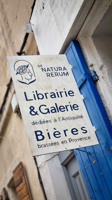 Librairie spécialisée sur l'Antiquité à Arles et spiritueux - De Natura Rerum
