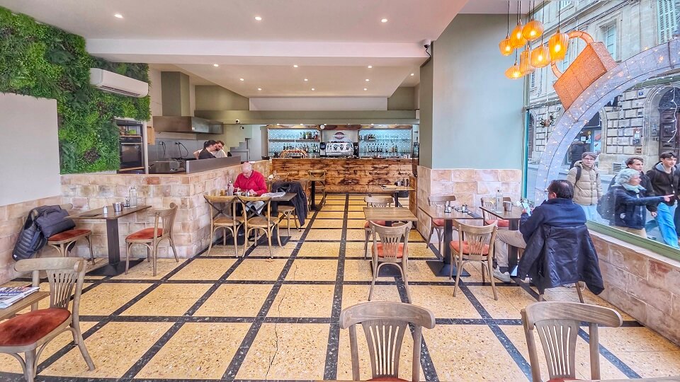 Bar du Marché sur le boulevard des Lices à Arles