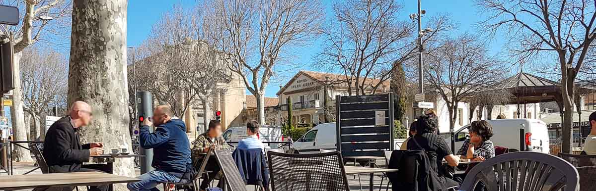 Bar du marché à Arles, le rdv du samedi matin après le marché