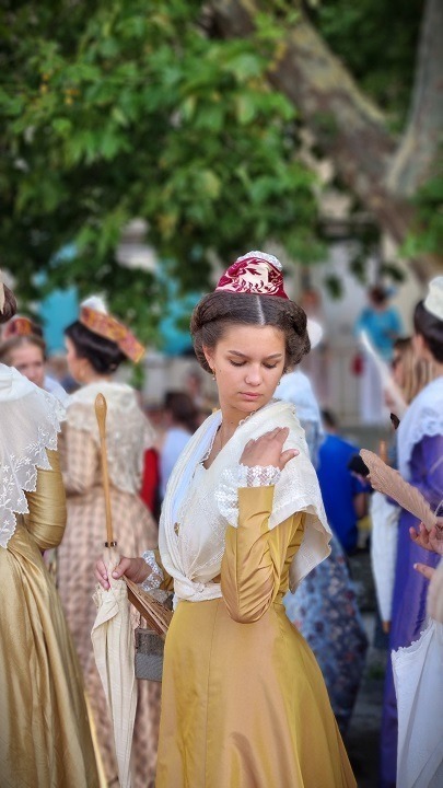 Fête du Costume à Arles - Arlésiennes sur la place de la Major