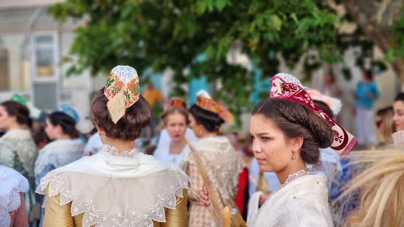 Fête du Costume à Arles - Arlésiennes sur la place de la Major