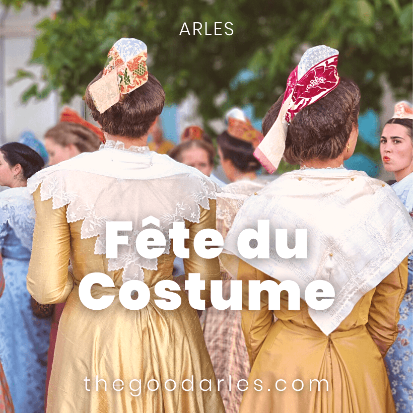 Fête du Costume à Arles - Arlésiennes sur la place de la Major