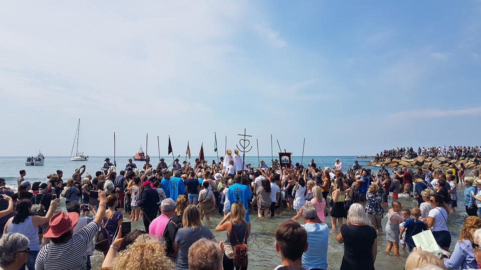 Fête des Gitans et pelerinage aux Saintes Maries de la Mer - Saintes Salomé et Jacobé amenées à la mer