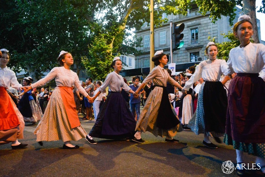 pegoulado arles traditions costume provençal