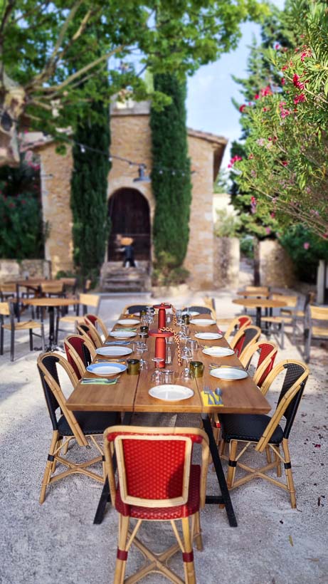 Le Hameau des Baux à Paradou, hôtel 4 étoiles, restaurant et guinguette niché au cœur des Alpilles