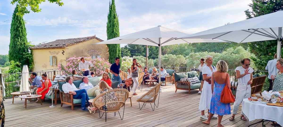 Le Hameau des Baux à Paradou, hôtel 4 étoiles, restaurant et guinguette niché au cœur des Alpilles