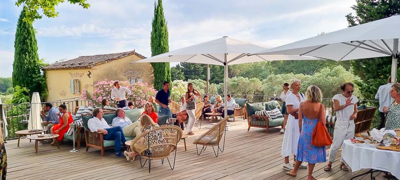 Le Hameau des Baux à Paradou, hôtel 4 étoiles, restaurant et guinguette niché au cœur des Alpilles