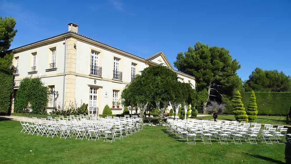 Officiante Cérémonie laique et voeux de mariage sur Arles, la Camargue et les Alpilles avec M pour la Vie