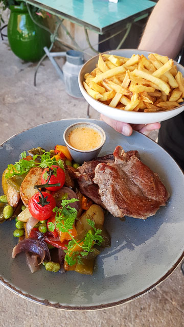Restaurant avec terrasse vegetalisée à Maillane - Le Café du Soleil