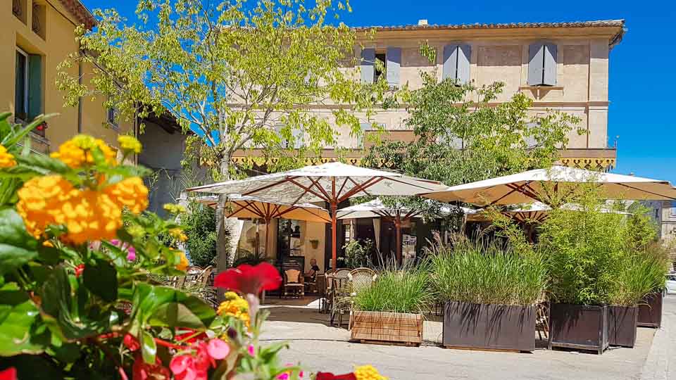 Restaurant avec terrasse vegetalisée à Maillane - Le Café du Soleil
