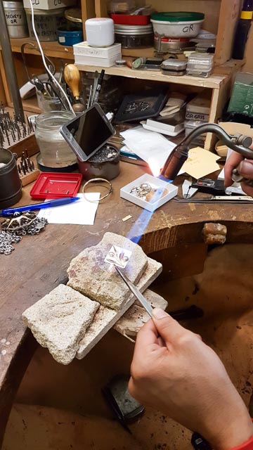 bijoutier Arles et fabricant de bijoux provencaux - Bijouterie Pinus
