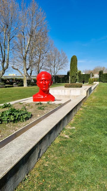 Un buste de César 3D de 1,5 m de hauteur installé au jardin Hortus à Arles