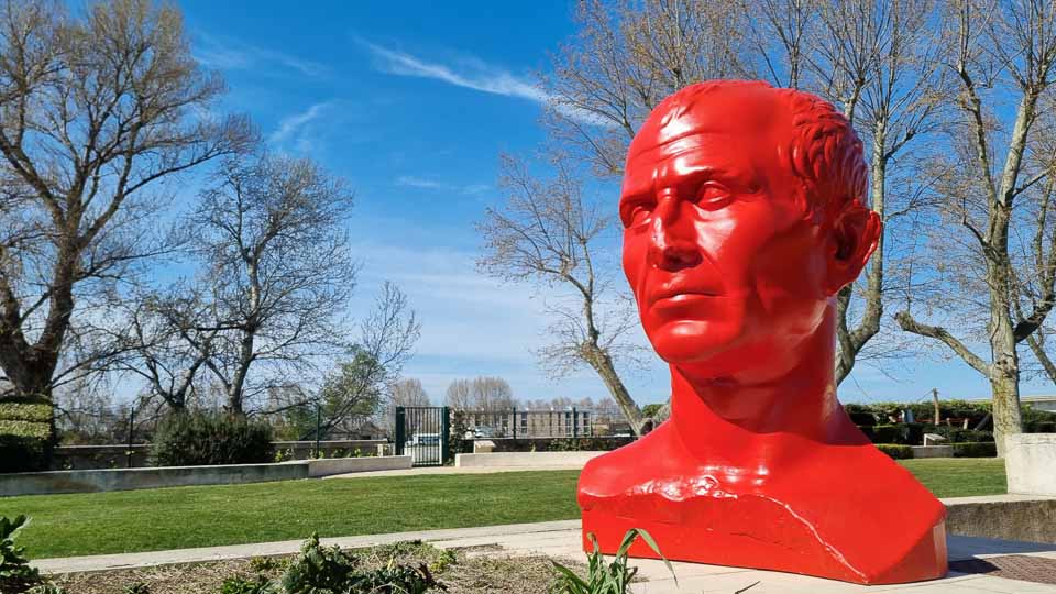 Un buste de César 3D de 1,5 m de hauteur installé au jardin Hortus à Arles