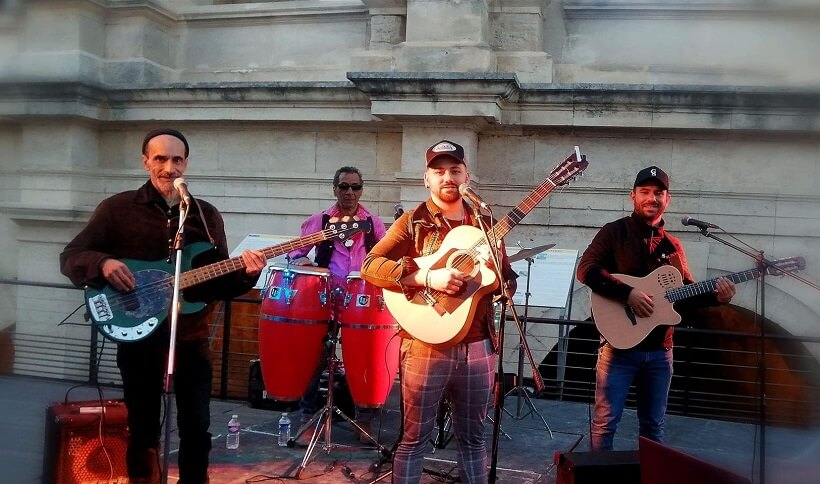 Le groupe latino Punto y Aparte en concert le 7 juillet 2022 aux Estiv'Arles à Arles