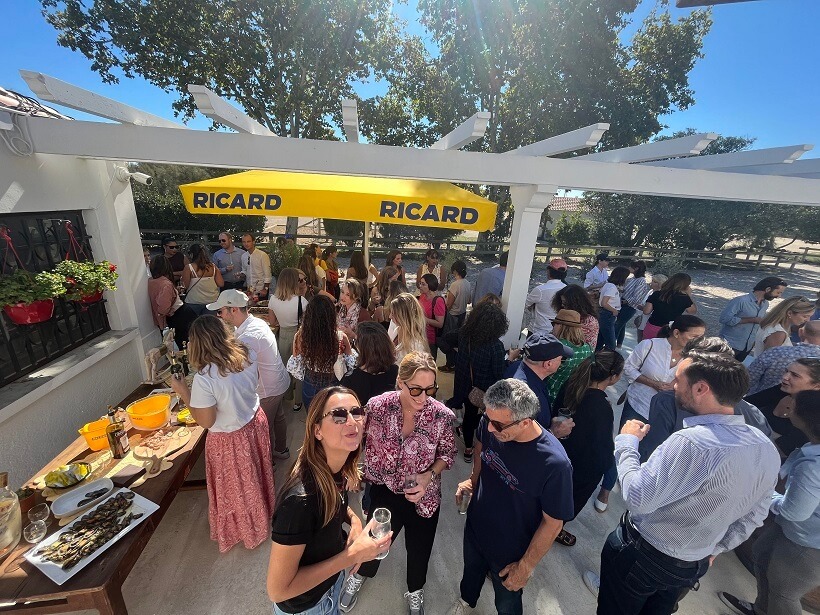 Apéro en terrasse au restaurant La Bergerie de Méjanes en Camargue