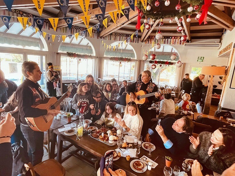Repas festif du dimanche midi au restaurant La Bergerie de Méjanes en Camargue avec la Gitano Family