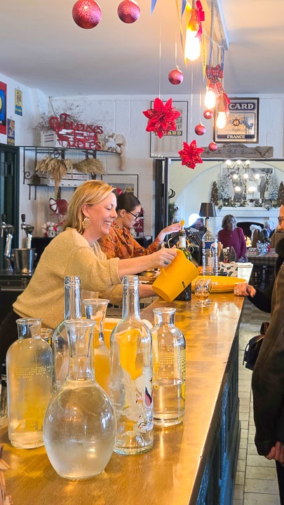 Le bar Paul Ricard du restaurant La Bergerie à Méjanes en Camargue